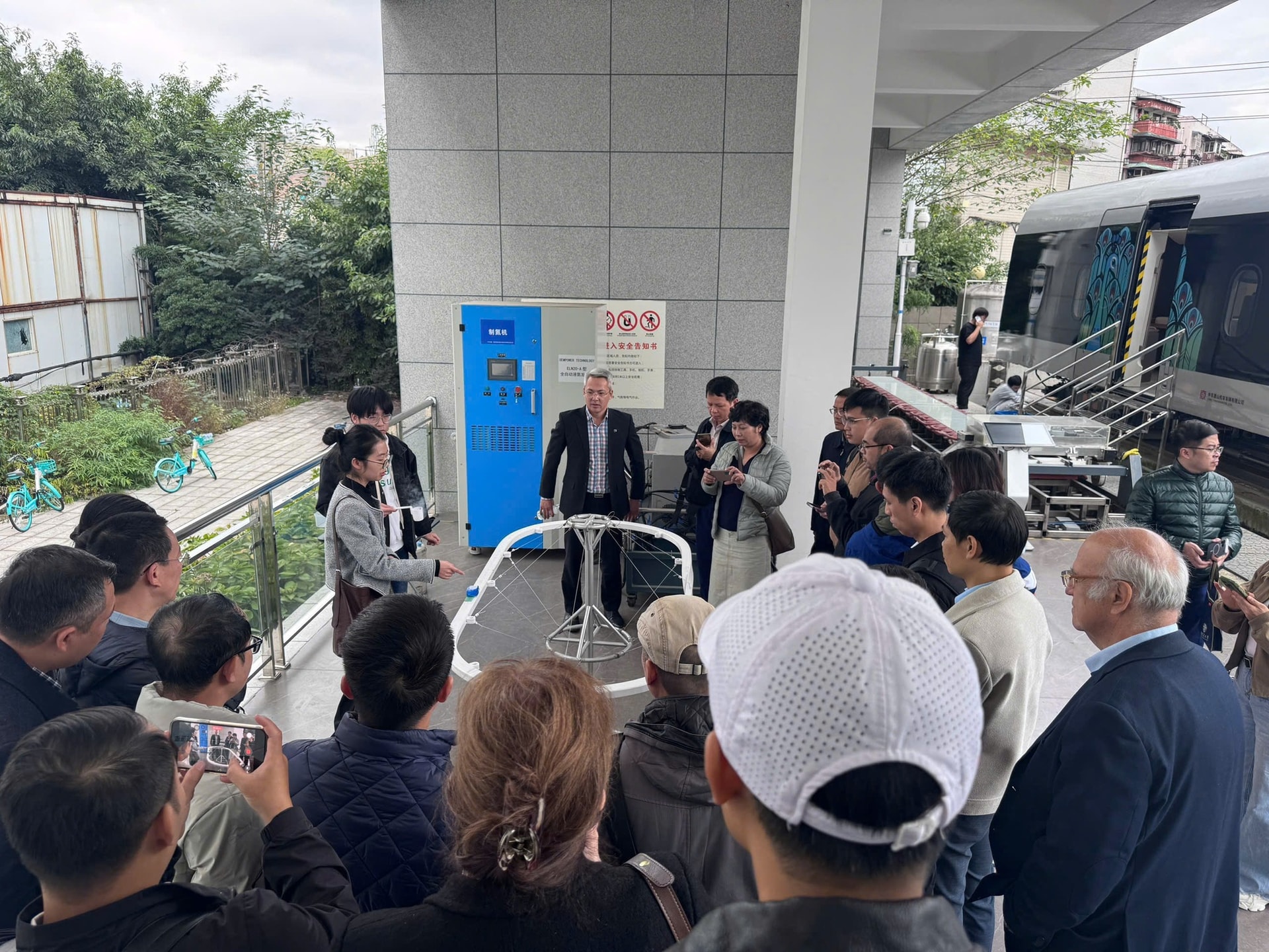 Chuyến đi không chỉ mang lại trải nghiệm thực tế sâu sắc, giúp người học tiếp cận trực tiếp công nghệ tiên tiến, mà còn góp phần tăng cường hợp tác quốc tế trong đào tạo và nghiên cứu.