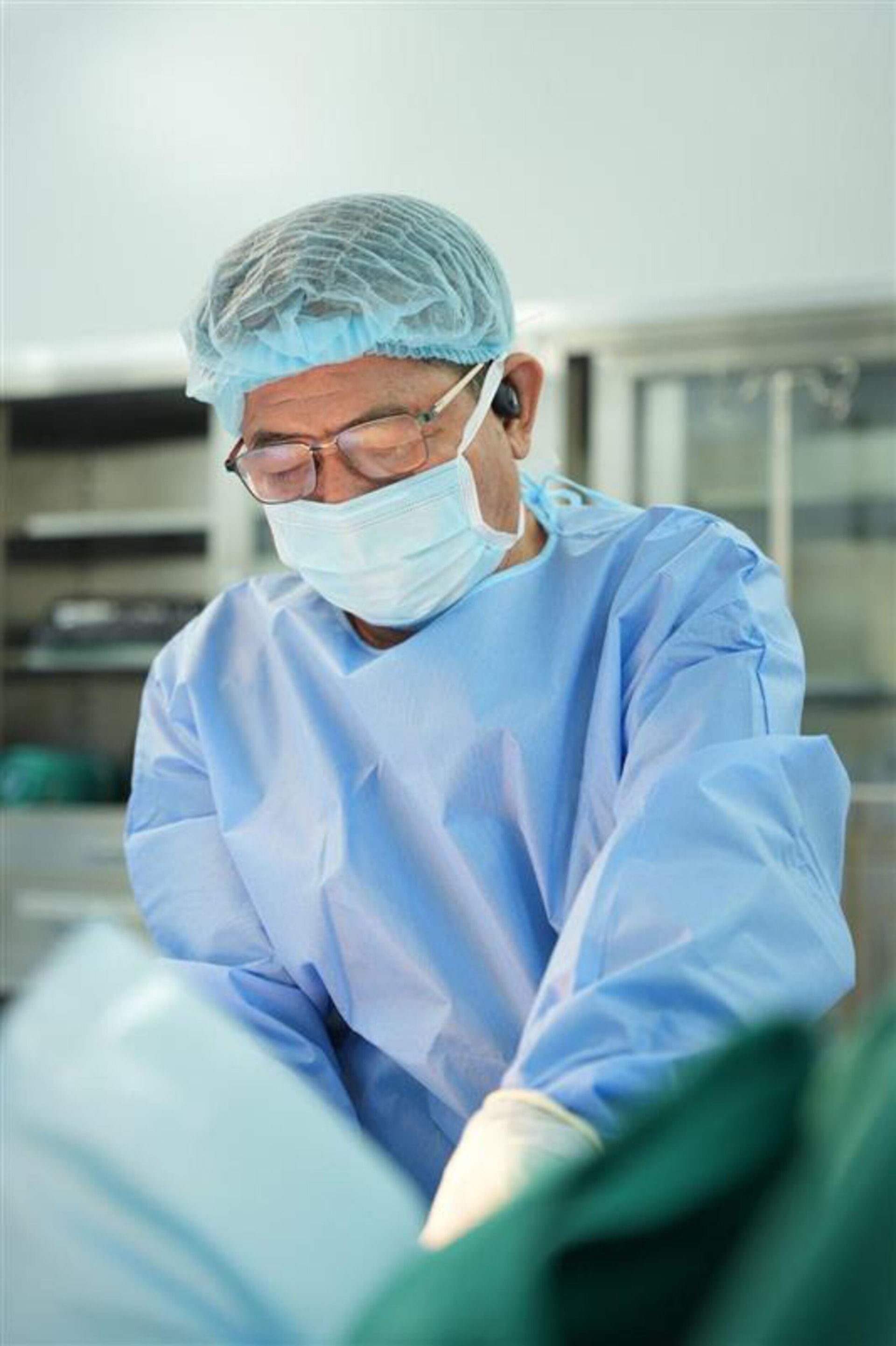 PGS Lưu Hồng Hải bác sĩ phẫu thuật