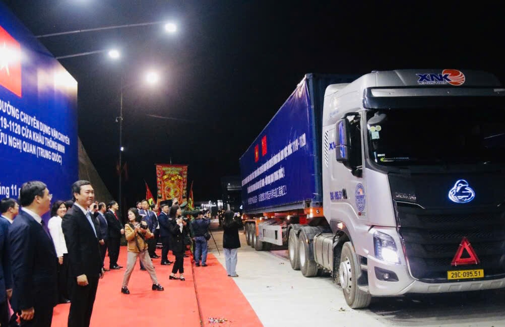 Các đại biểu chứng kiến hoạt động thông xe qua cửa khẩu