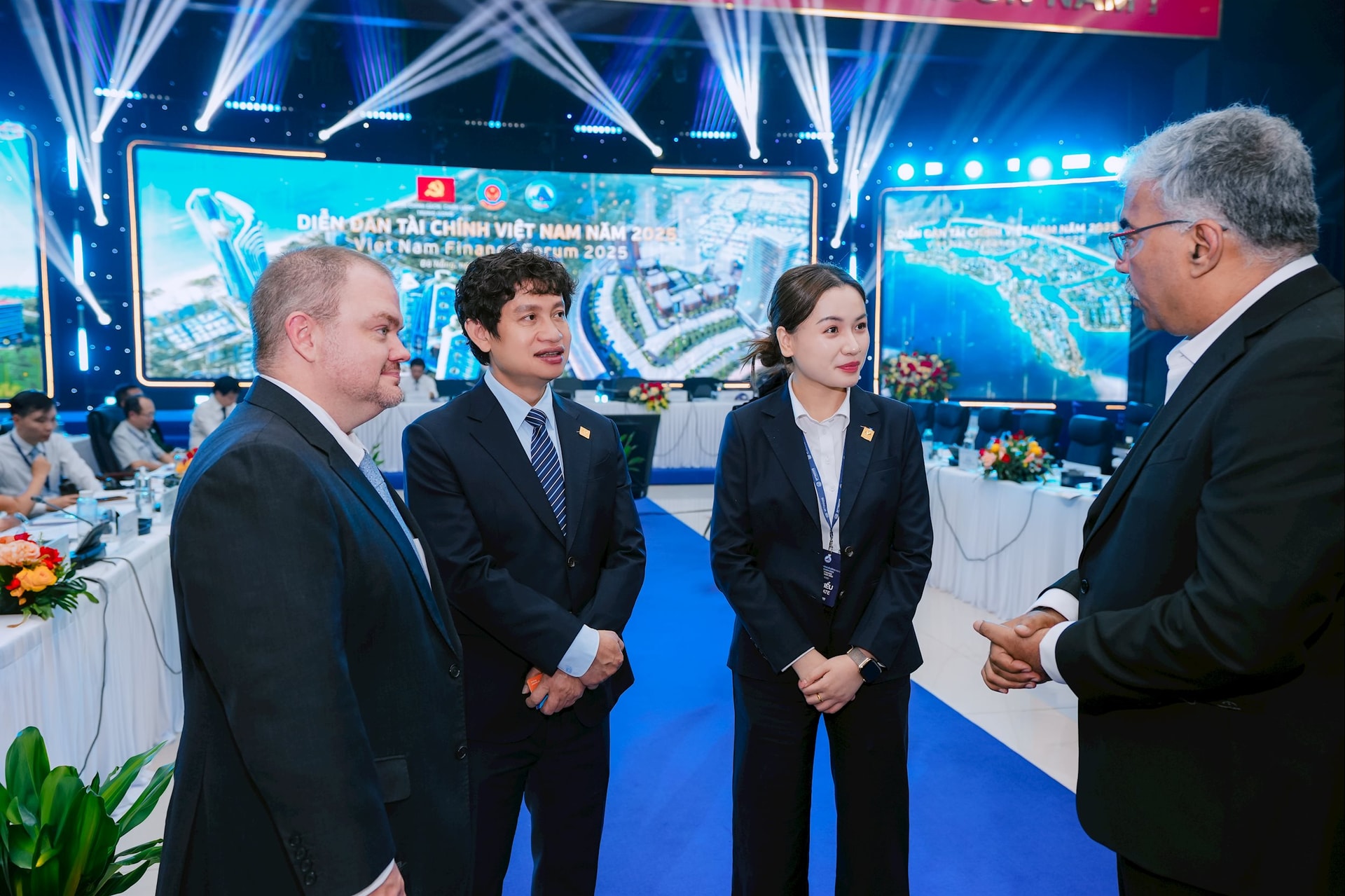 Ông Hoàng Mai Chung (Chủ tịch HĐQT Meey Group) và bà Nguyễn Lý Kiều Anh (TGĐ Meey Group) tham dự Diễn đàn Tài chính Việt Nam 2025.