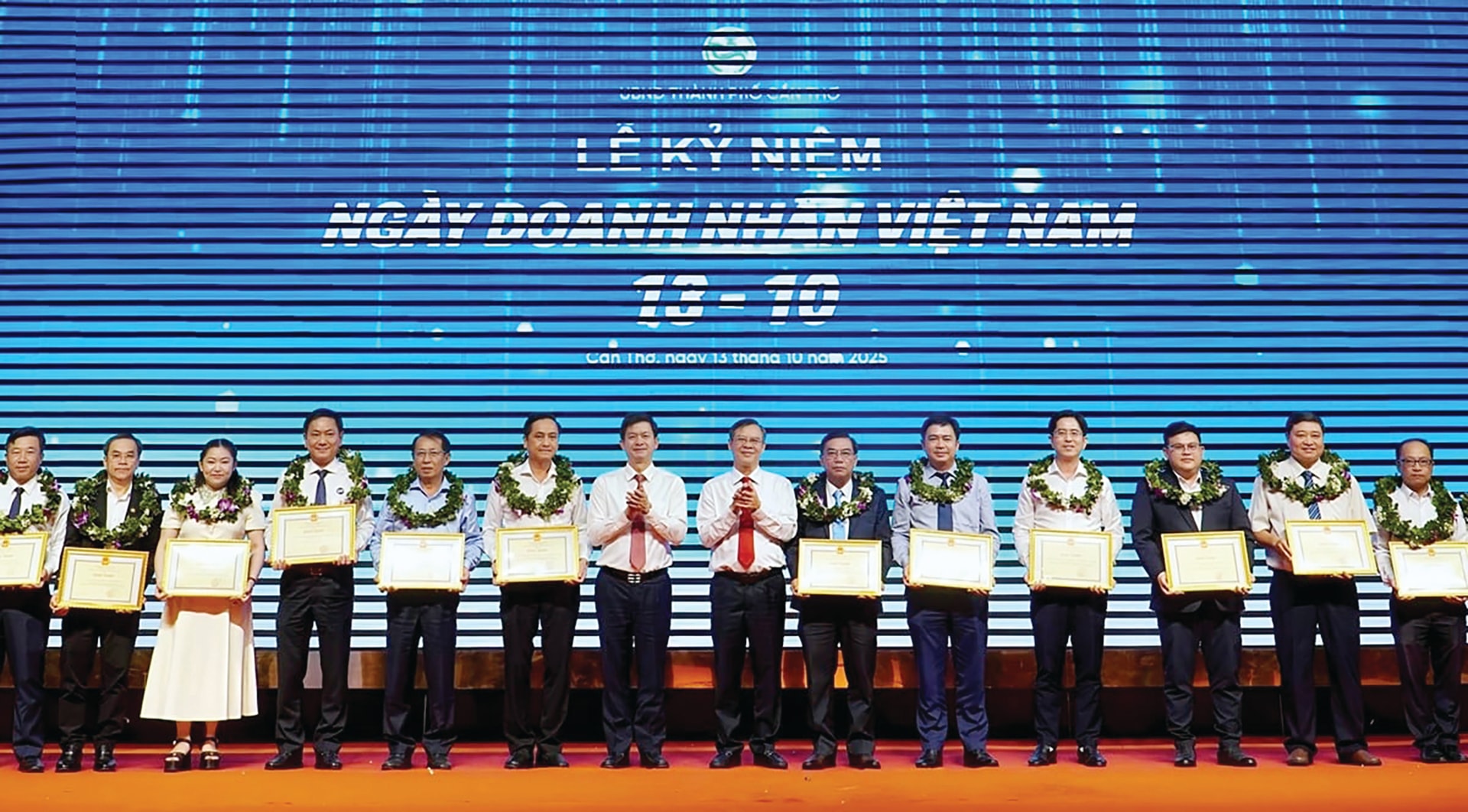 Lãnh đạo TP. Cần Thơ tặng bằng khen cho các hiệp hội doanh nghiệp, doanh nghiệp, doanh nhân đóng góp vào sự phát triển chung của thành phố.