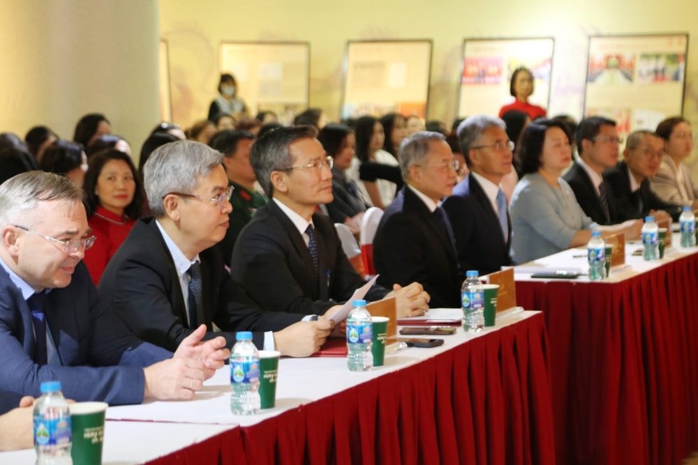 Triển lãm “Hợp tác hữu nghị Việt Nam - Trung Quốc từ tài liệu lưu trữ” nhân kỷ niệm 75 năm quan hệ ngoại giao