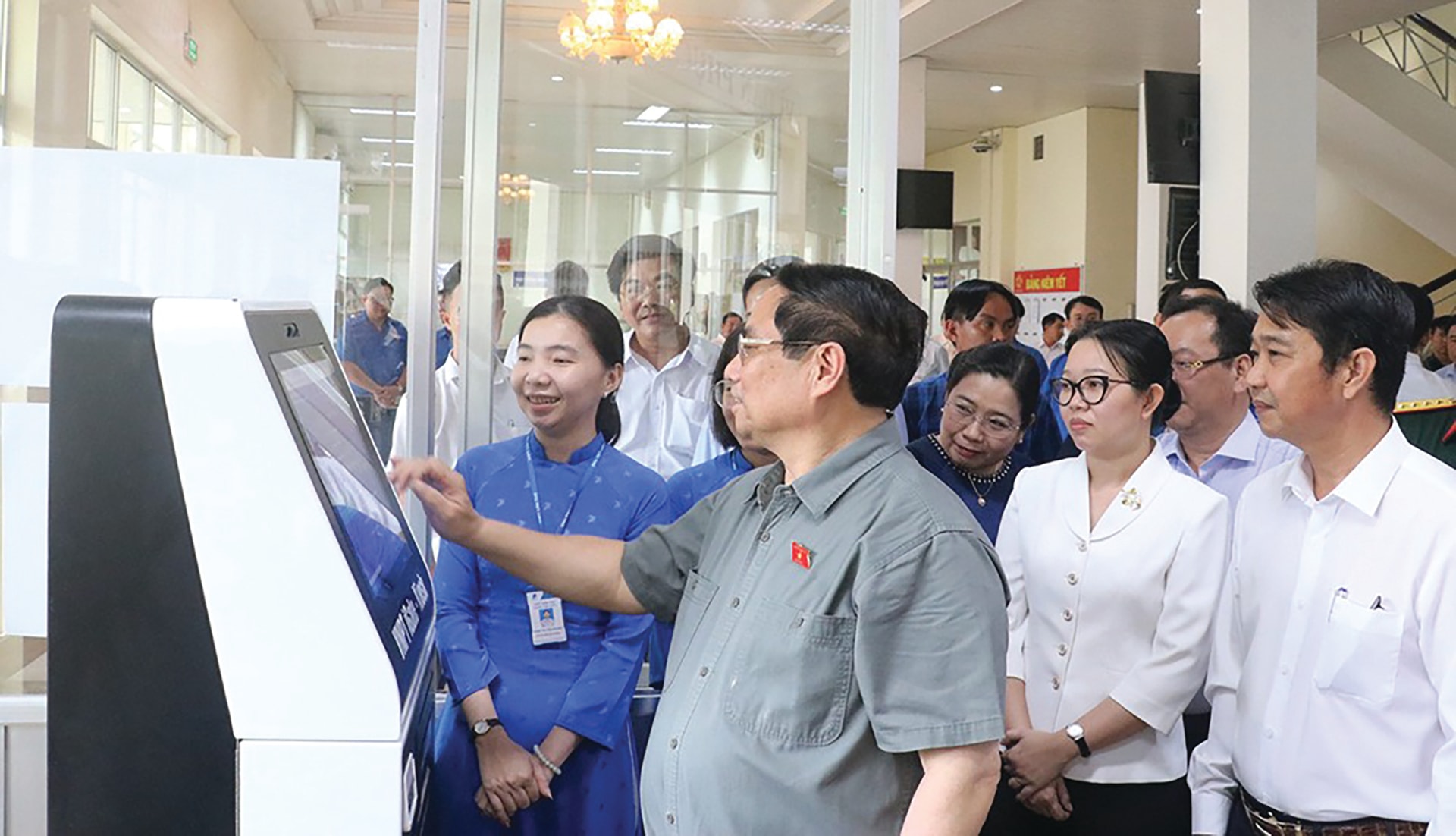 Thủ tướng Chính phủ Phạm Minh Chính thăm và kiểm tra hoạt động của Kiosk thông minh tại Trung tâm Phục vụ hành chính công phường Ninh Kiều.