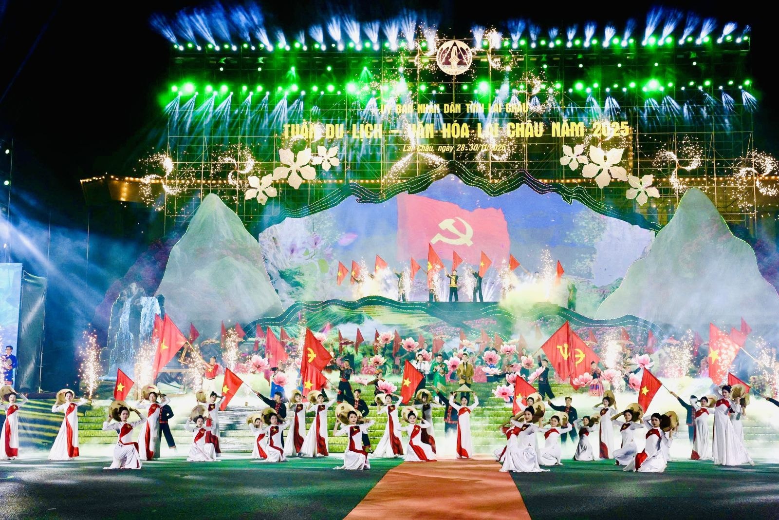 đặc sắc “Cờ Đảng sáng mãi vùng biên”