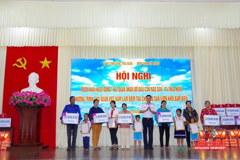 Chuẩn Đô đốc Trần Mạnh Chiến, Chính ủy Vùng 2 trao quà tặng quà cho các cháu là con ngư dân do Vùng 2 nhận đỡ đầu