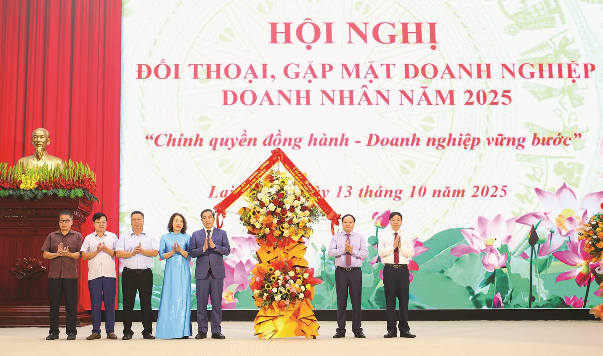 Bí thư Tỉnh ủy Lê Minh Ngân và Chủ tịch UBND tỉnh Lê Văn Lương tặng lẵng hoa chúc mừng nhân Ngày Doanh nhân Việt Nam 13_10.
