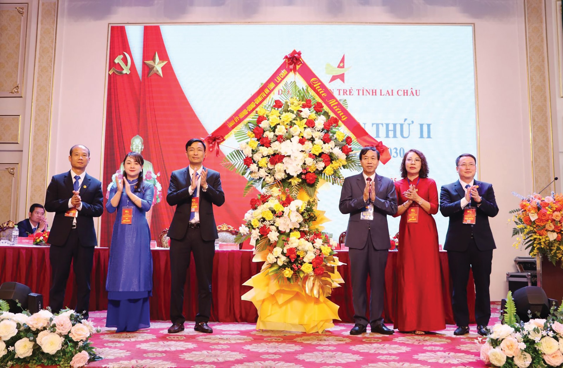 Đồng chí Lê Văn Lương - Phó Bí thư Tỉnh ủy, Chủ tịch UBND tỉnh Lai Châu tặng lẵng hoa chúc mừng Đại hội.
