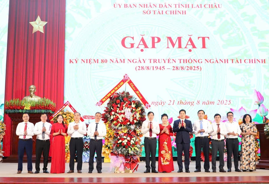 Lãnh đạo tỉnh Lai Châu tặng hoa chúc mừng kỷ niệm 80 năm Ngày truyền thống Ngành Tài chính