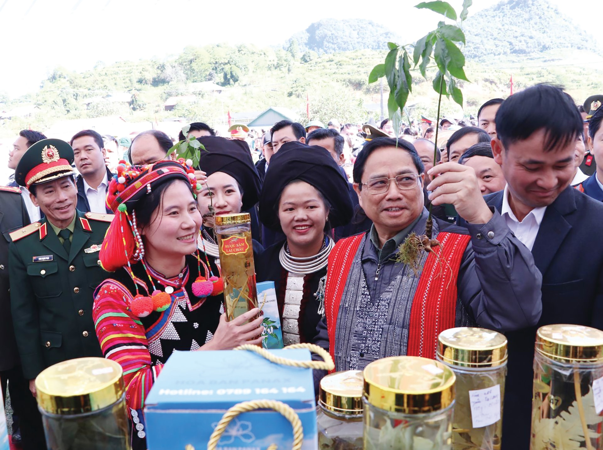 Thăm gian hàng trưng bày sản phẩm Sâm Lai Châu, Thủ tướng Phạm Minh Chính phấn khởi cho biết _Phải làm tốt công tác quảng bá hơn nữa về các sản phẩm từ Sâm Lai Châu_.