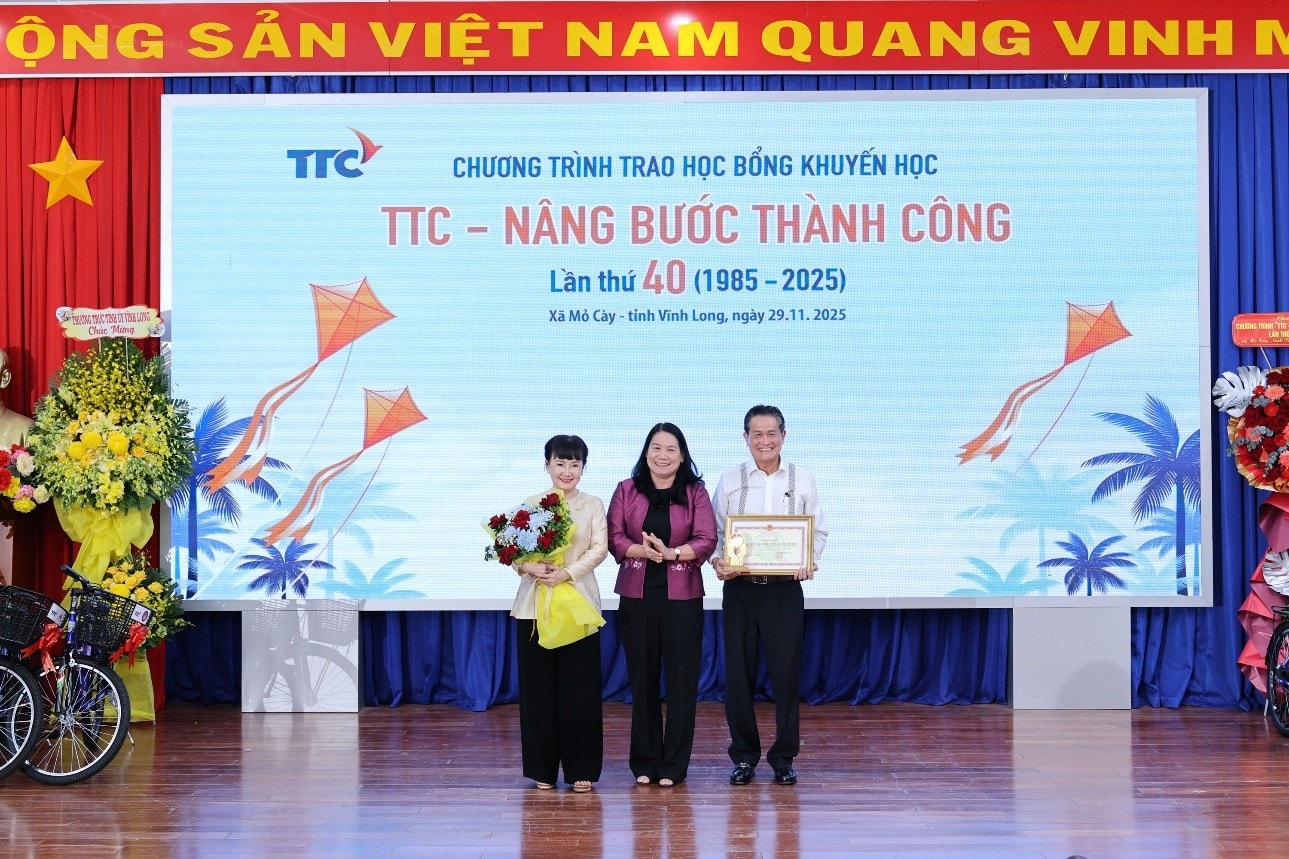 Bà Nguyễn Thị Bé Mười - Tỉnh ủy viên, Phó Chủ tịch UBND tỉnh Vĩnh Long trao tặng bằng khen cho Tập đoàn TTC vì đã có thành tích hỗ trợ tặng học bổng cho học sinh nghèo.