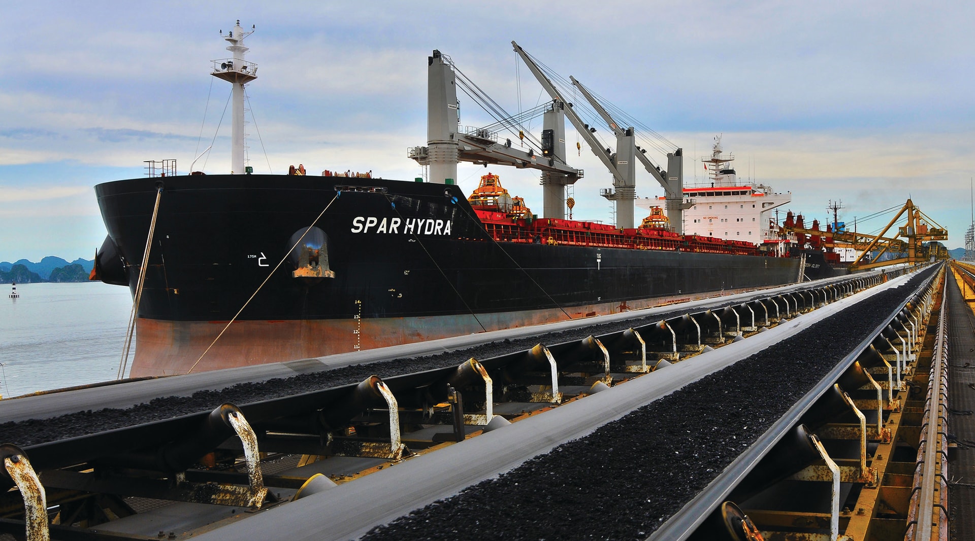 A1. Dây chuyền chuyển than xuống tàu