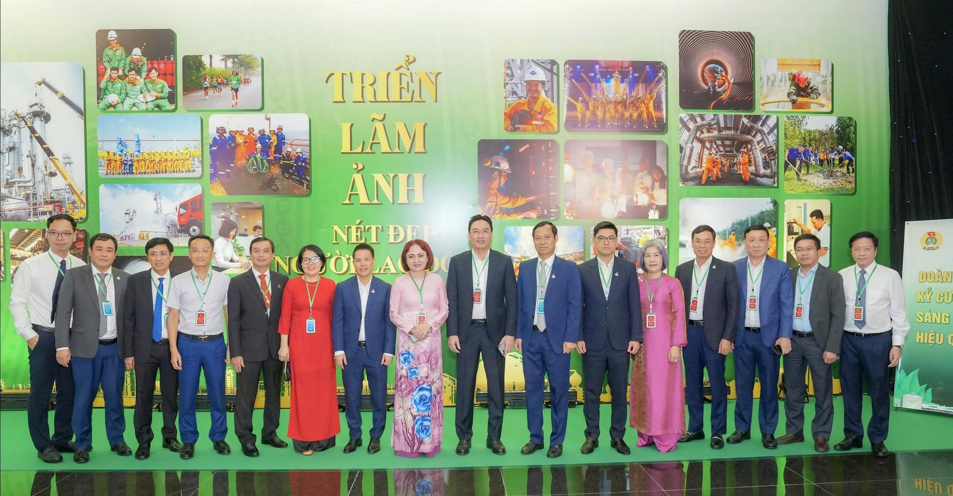 H3. Các đại biểu tham quan triển lãm ảnh Nét đẹp Người lao động PV GAS tại Đại hội