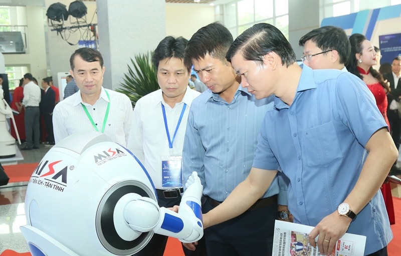 Các đại biểu thăm quan Triển lãm Trải nghiệm số.