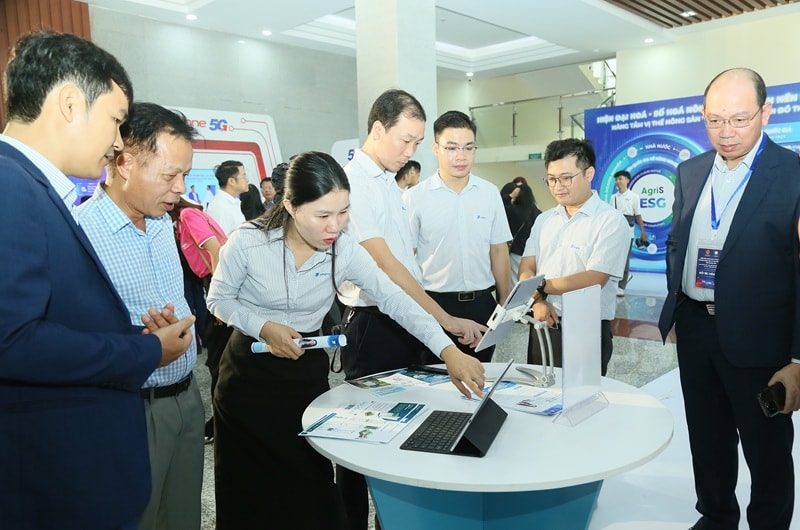 Các đại biểu thăm quan Triển lãm Trải nghiệm số.