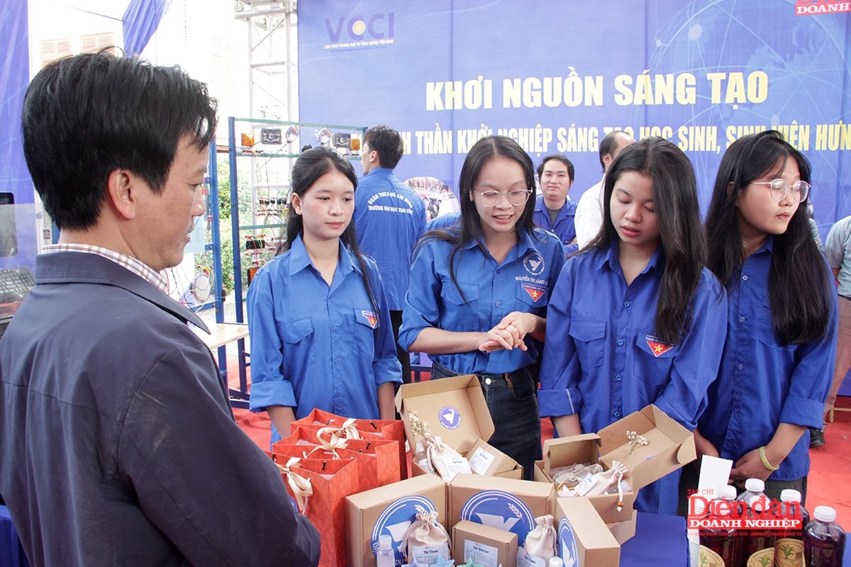 Sự hiện diện của nhiều nhóm trẻ mang lại màu sắc năng động cho khu gian hàng.