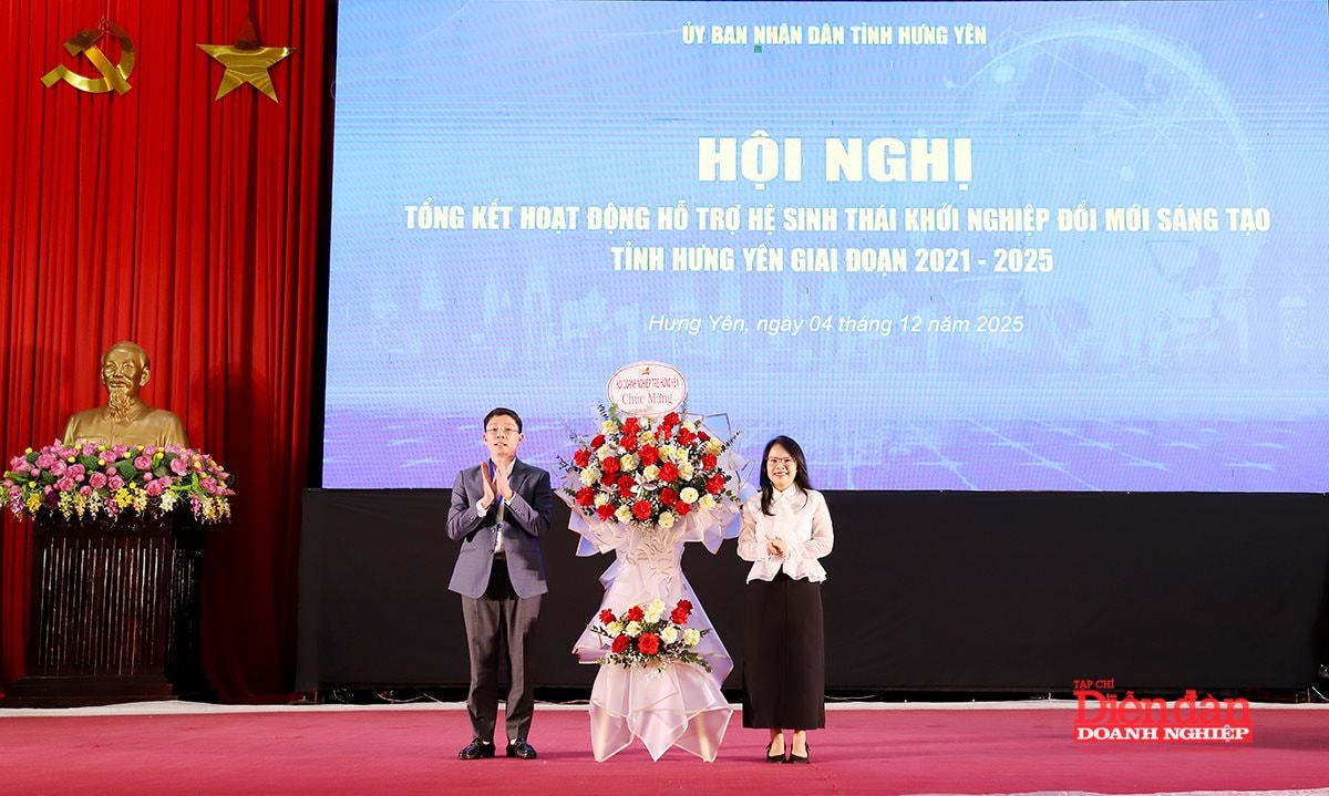 Bà Mai Thị Tươi - Phó Chủ tịch Hội Doanh nhân trẻ tỉnh Hưng Yên tặng hoa chúc mừng ông Nguyễn Xuân Hải, Phó Giám đốc Sở Khoa học và Công nghệ Hưng Yên.