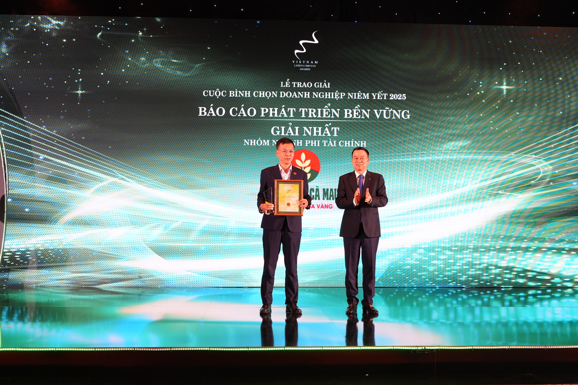 TV.HĐQT Lê Đức Quang đại diện Tổng Công ty Phân bón Dầu khí Cà Mau nhận giải Nhất Báo cáo Phát triển bền vững