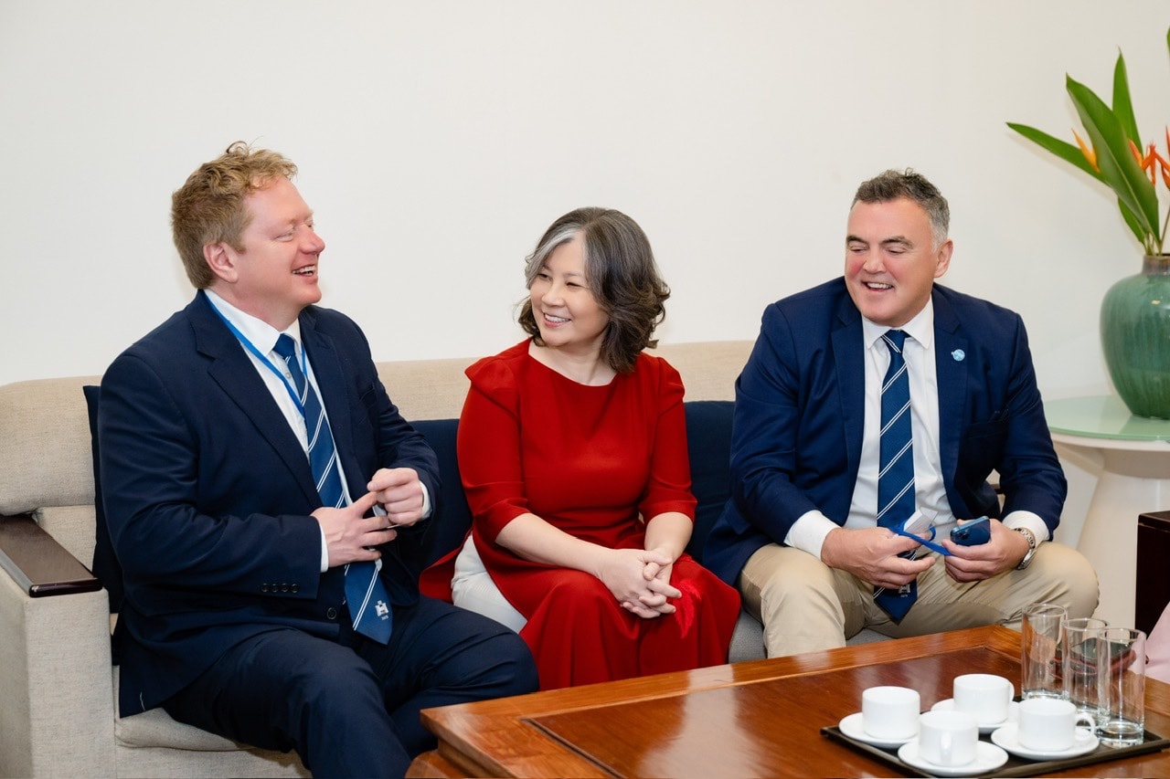 12-Bà MBT và các đồng nghiệp