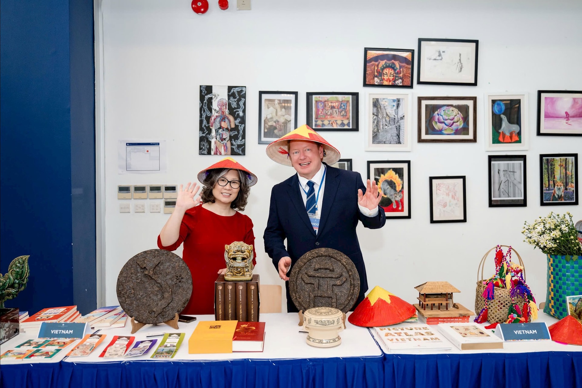 3-Bà MBT và Ông Shaun Fenton, Hiệu trưởng trường RGS, Vương quốc Anh UK