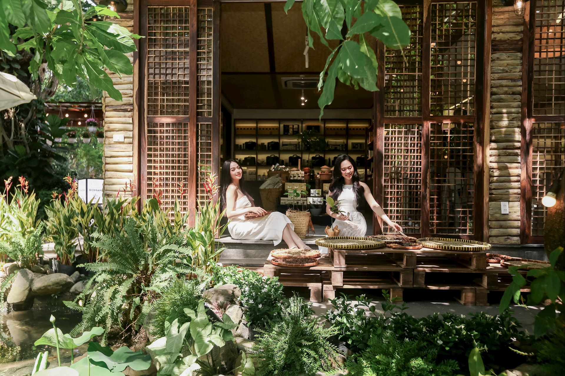 Hình 2 - Hoa hậu Thanh Thủy và Á hậu Trịnh Thùy Linh trải nghiệm Thế giới Cà phê Trung Nguyên Legend