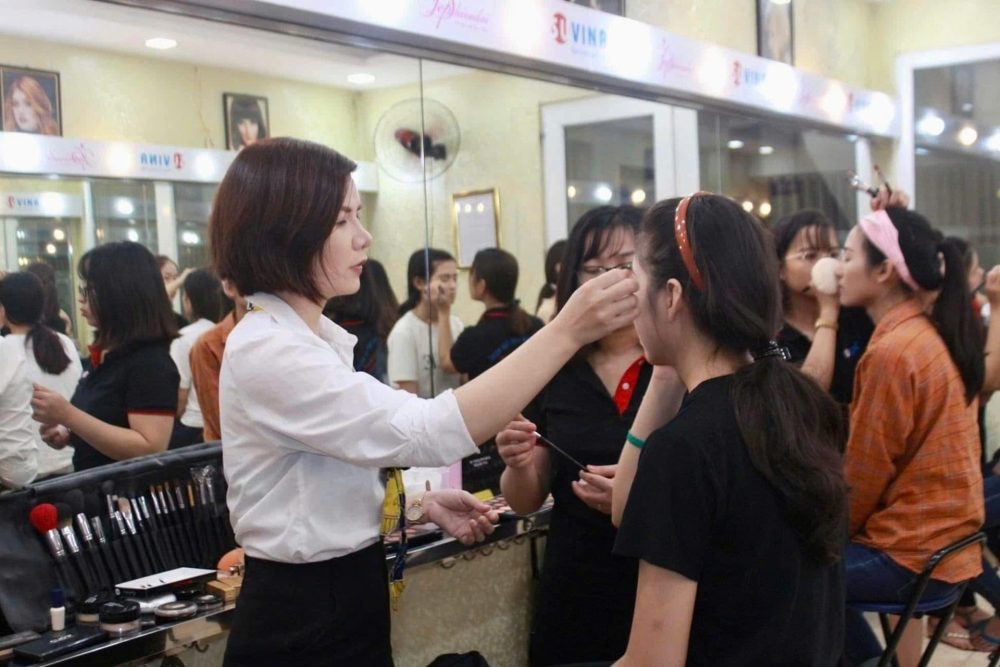 Doanh nhân Đàm Thị Hồng Bích – Chuyên gia make-up thầm lặng của gần hai thập kỷ Doanh nhân Đàm Thị Hồng Bích – Chuyên gia make-up thầm lặng của gần hai thập kỷ