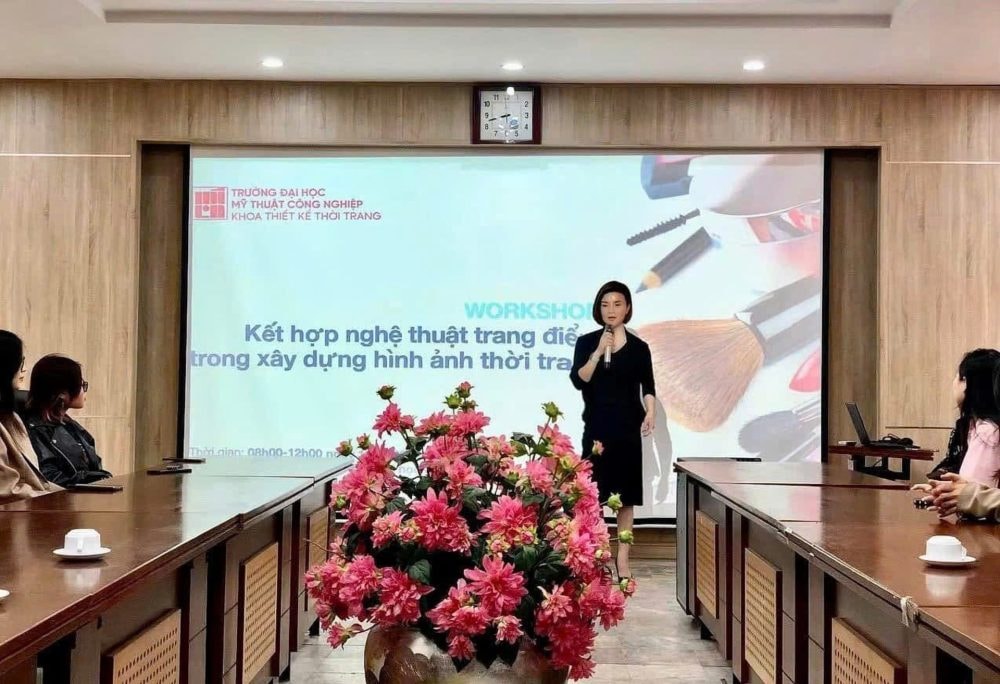 Doanh nhân Đàm Thị Hồng Bích – Chuyên gia make-up thầm lặng của gần hai thập kỷ Doanh nhân Đàm Thị Hồng Bích – Chuyên gia make-up thầm lặng của gần hai thập kỷ