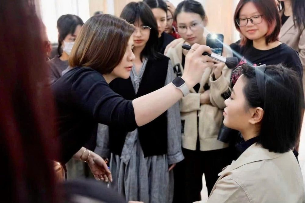 Doanh nhân Đàm Thị Hồng Bích – Chuyên gia make-up thầm lặng của gần hai thập kỷ Doanh nhân Đàm Thị Hồng Bích – Chuyên gia make-up thầm lặng của gần hai thập kỷ