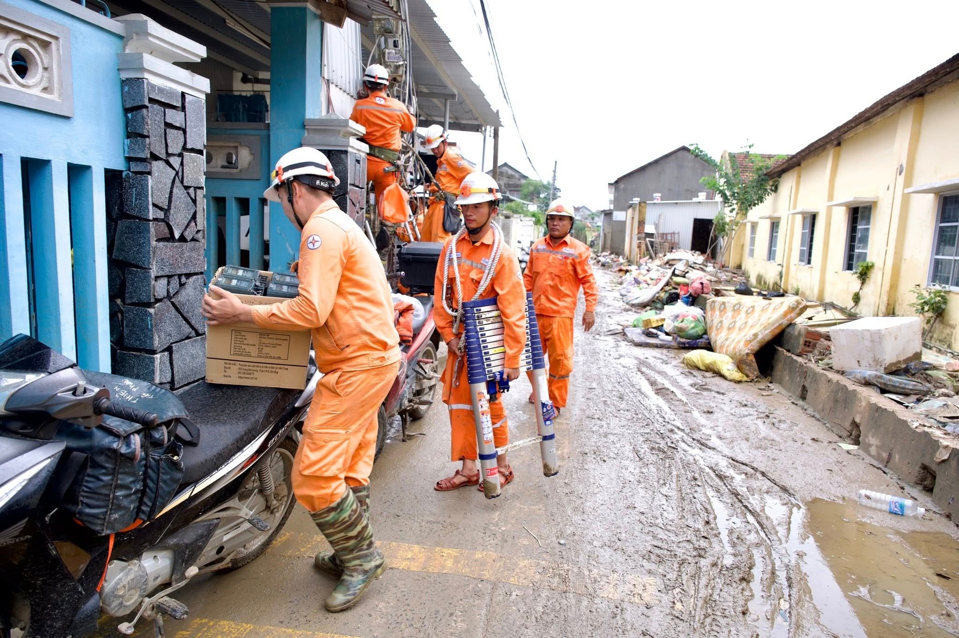 Khoi phuc dien sau lu
