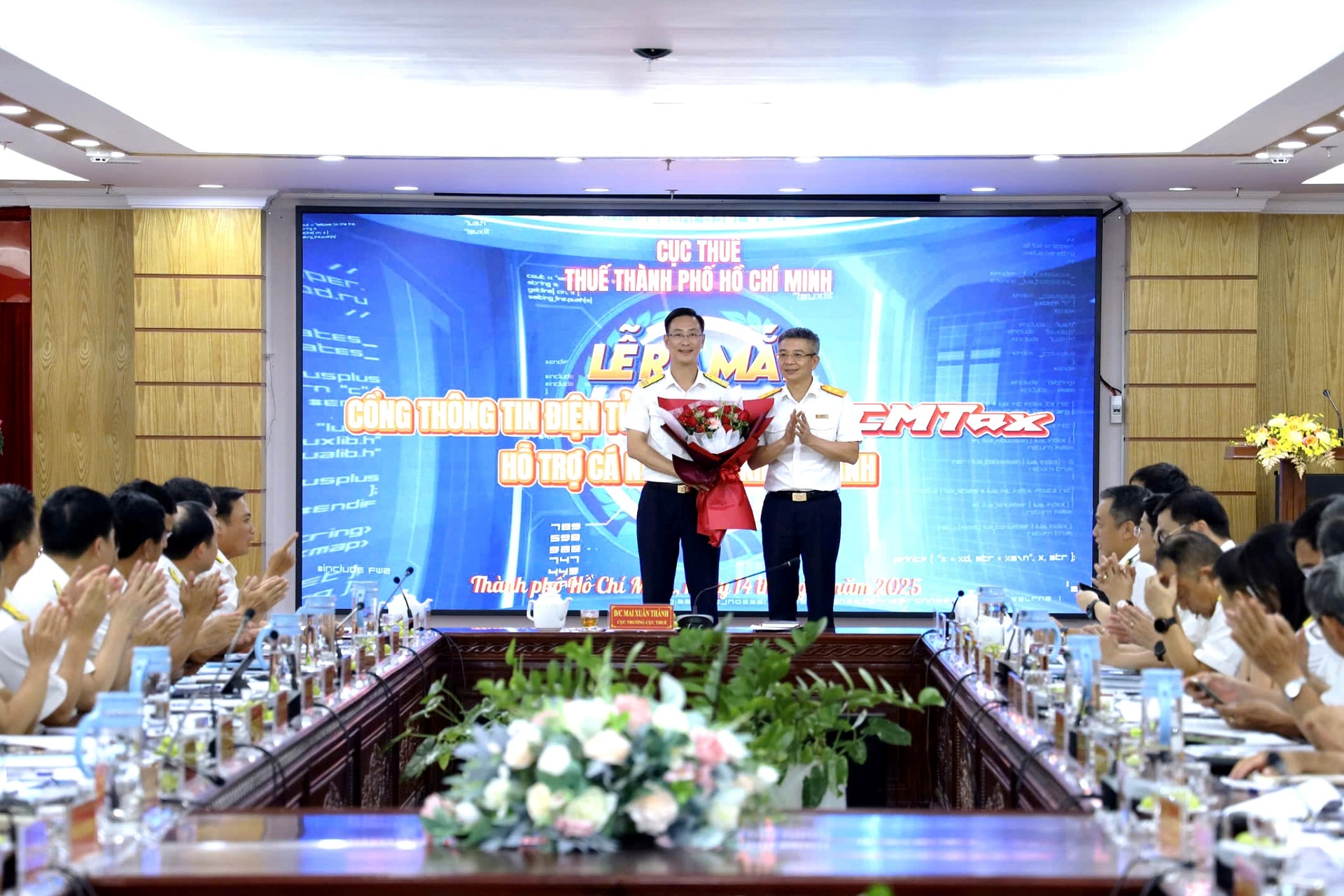 Cục trưởng Mai Xuân Thành chúc mừng Thuế TP Hồ Chí sau khi kích hoạt Cổng TTĐT Thuế TP Hồ Chí Minh và ứng dụng Zalo Mini app HCMTax hỗ trợ cá nhân, hộ kinh doanh