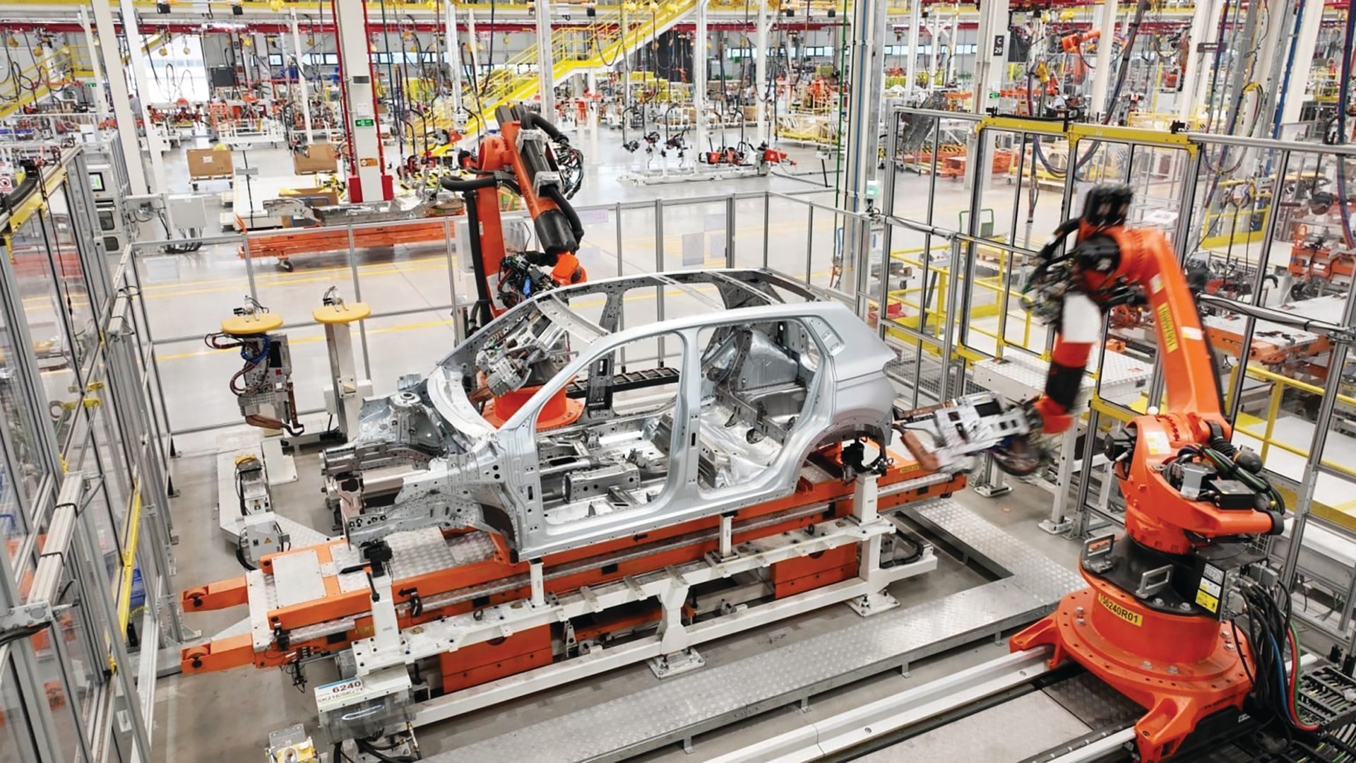 Hàn khung xe tại Nhà máy Ô tô Việt Hưng