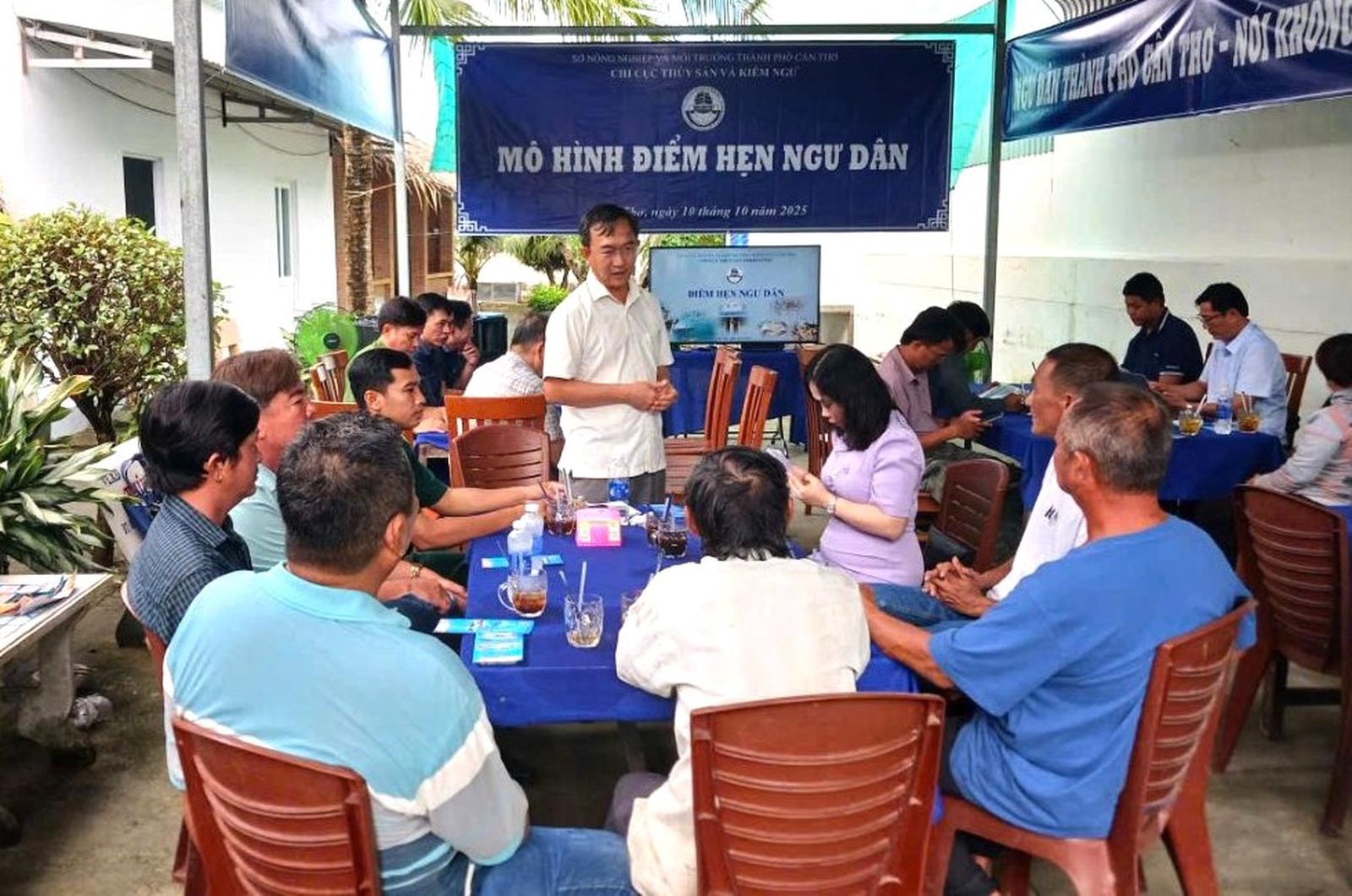 Chương trình “Điểm hẹn ngư dân” của Chi cục Thủy sản và Kiểm ngư TP Cần Thơ tuyên truyền ngư dân về quy định khai thác hải sản hợp pháp.