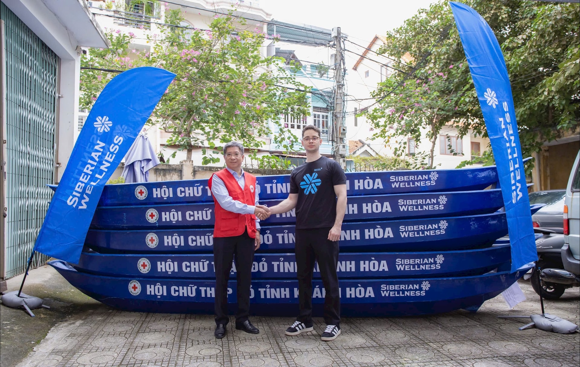 Công ty Siberian Health Quốc tế bàn giao 5 xuồng cứu hộ cho Hội Chữ Thập đỏ Khánh Hòa, phục vụ phân bổ tới các xã