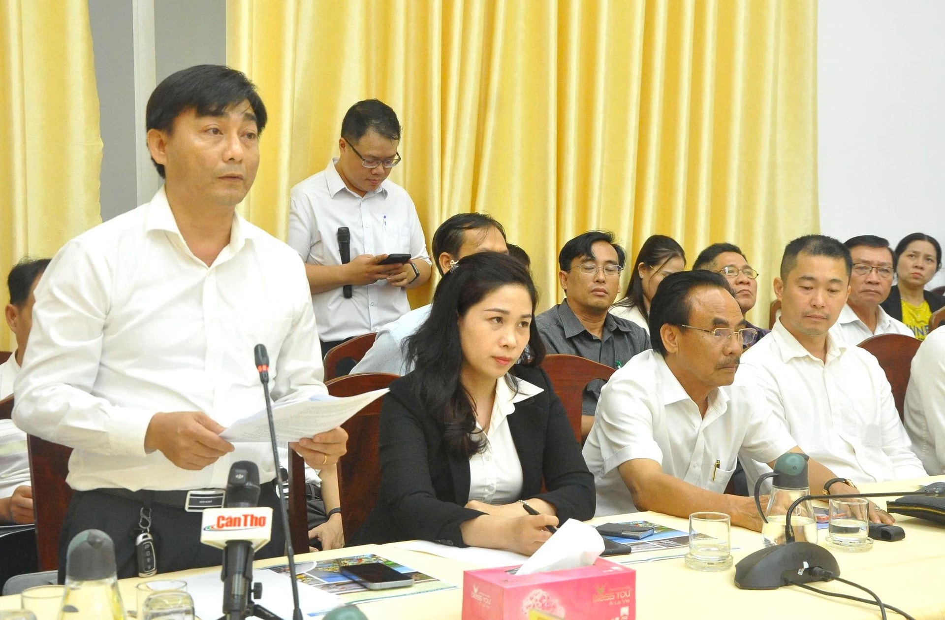 Đại diện các doanh nghiệp nêu phản ánh, kiến nghị với lãnh đạo thành phố tại chương trình.