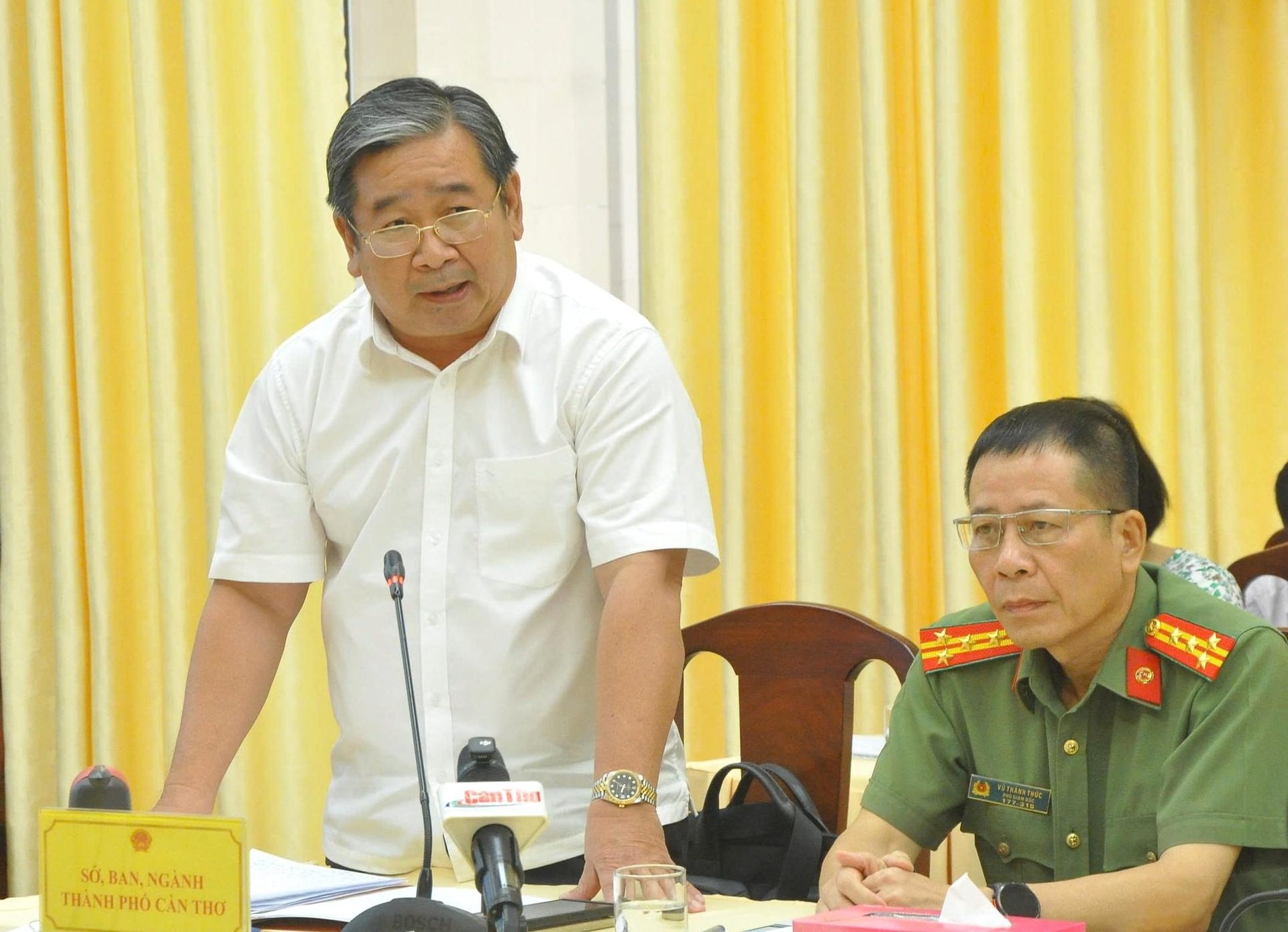 Đại diện các sở, ngành thành phố trả lời phản ánh, kiến nghị của doanh nghiệp.