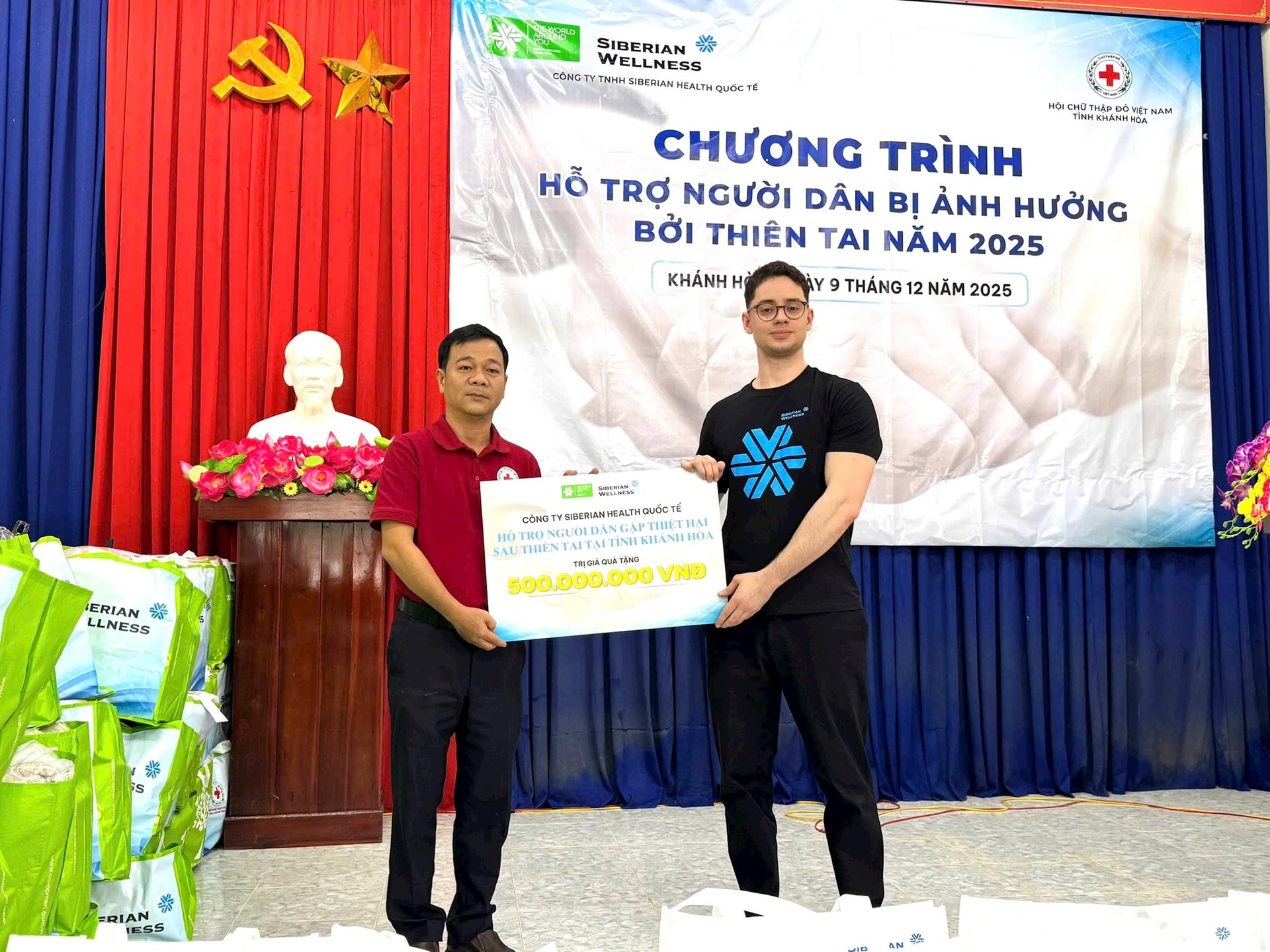 Đại diện Hội Chữ thập đỏ tỉnh Khánh Hòa tiếp nhận bảng tượng trưng quà hỗ trợ từ Công ty TNHH Siberian Health Quốc tế.