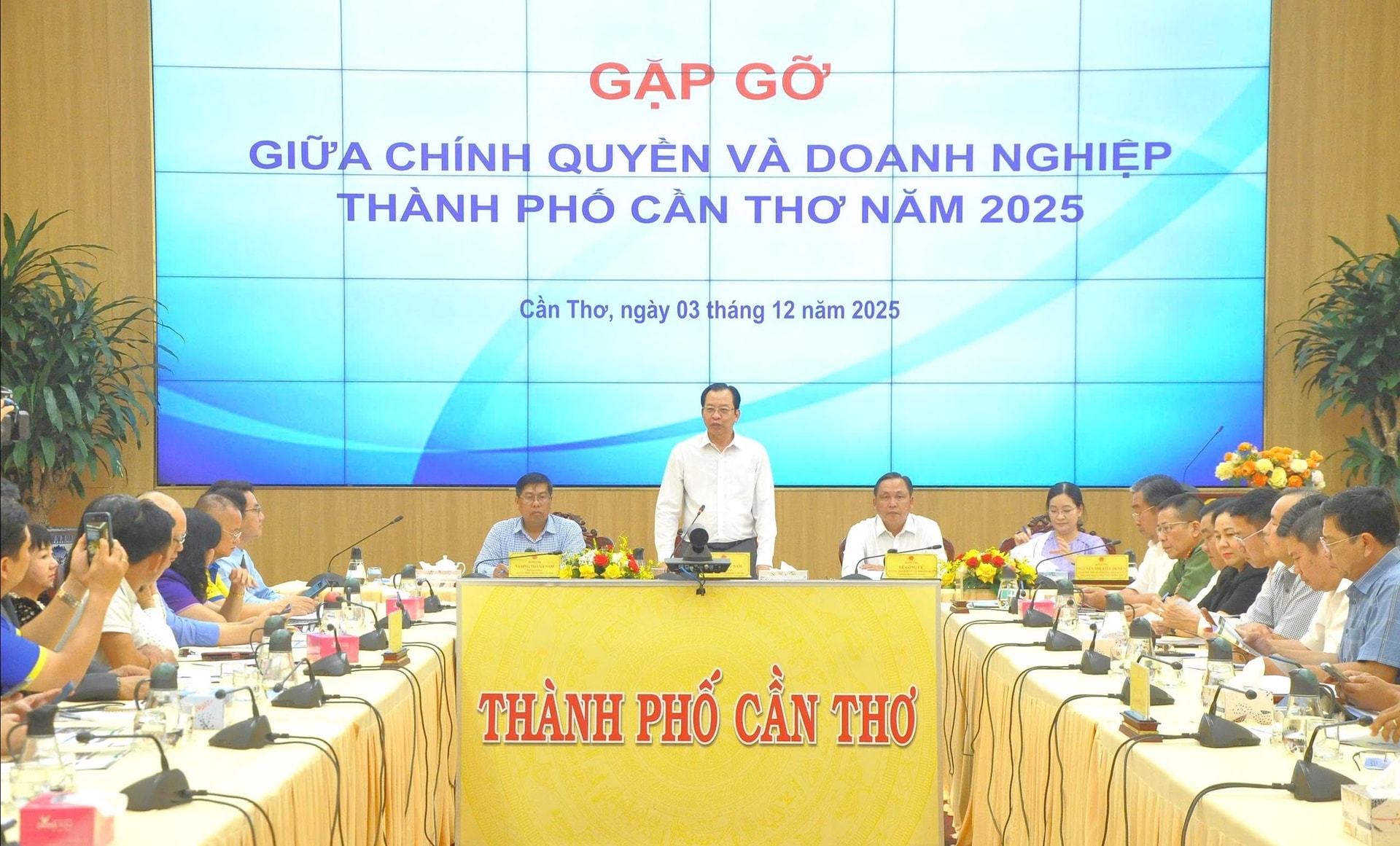 Ông Vương Quốc Nam, Phó Chủ tịch UBND thành phố Cần Thơ, phát biểu tại buổi gặp gỡ giữa chính quyền và doanh nghiệp năm 2025.