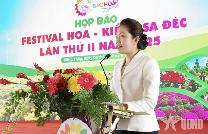 Bà Nguyễn Thị Uyên Trang, Giám đốc Sở Văn hóa, Thể thao và Du lịch tỉnh Đồng Tháp phát biểu tại họp báo.