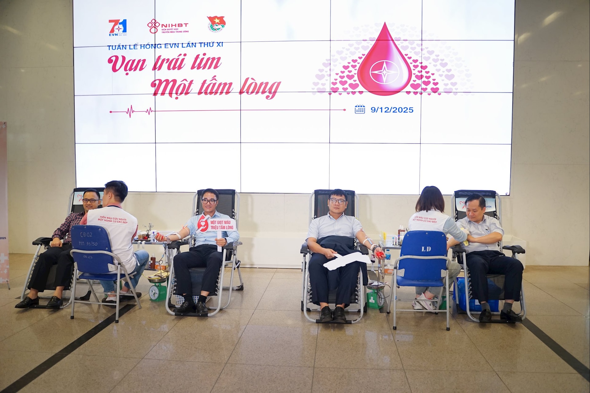 Ông Cao Quang Quỳnh - Thành viên HĐTV EVN tham gia hiến máu