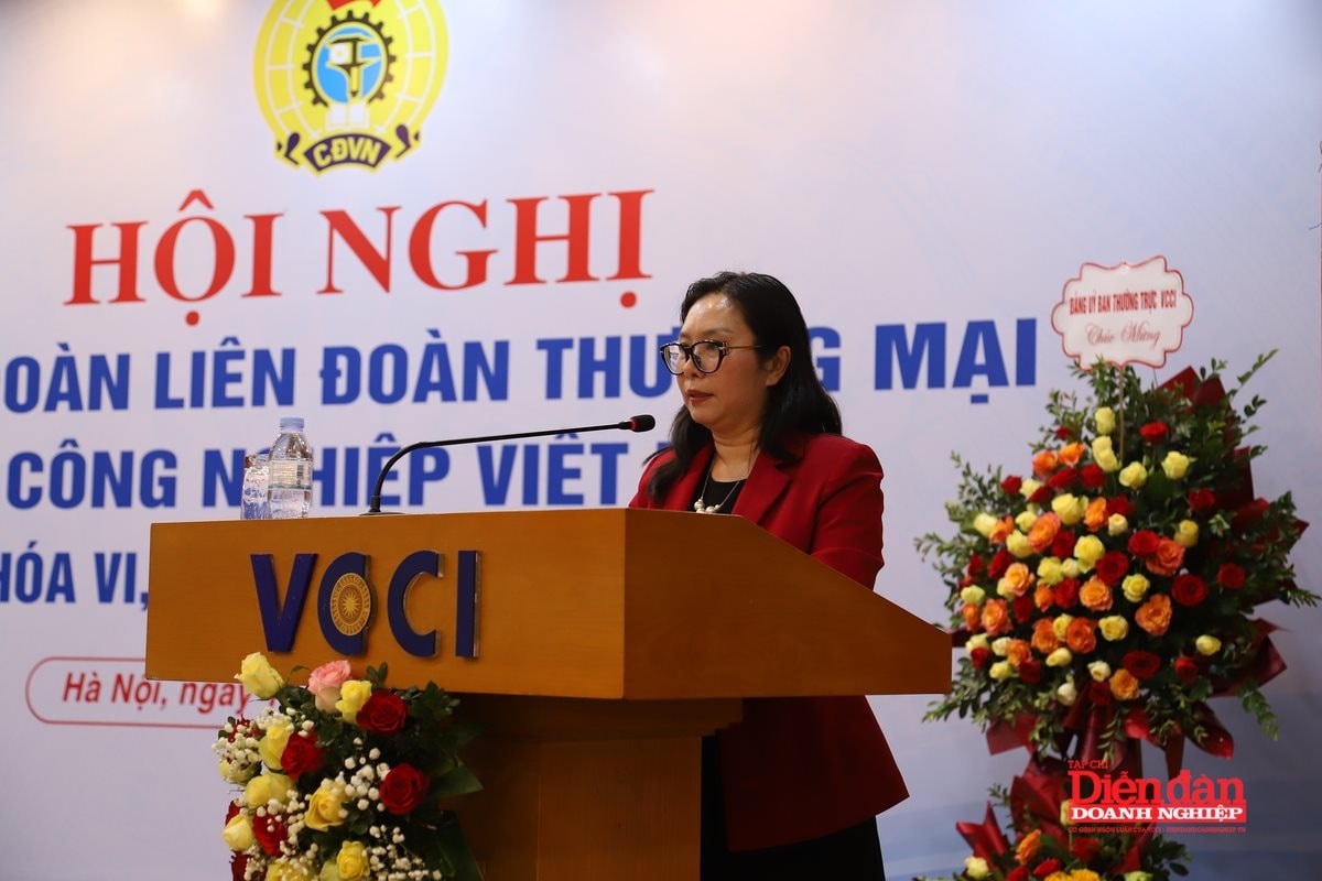 Phó Chủ tịch Công đoàn VCCI Mai Thị Diệu Huyền trình bày Báo cáo Tổng kết hoạt động giai đoạn 2023-2025.