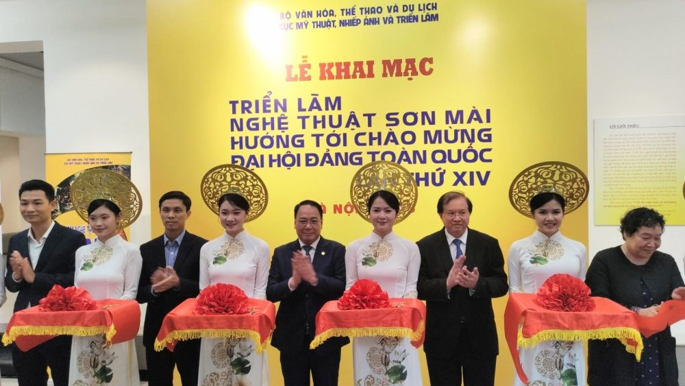 Khai mạc Triển lãm nghệ thuật sơn mài hướng tới chào mừng Đại hội Đảng toàn quốc lần thứ XIV