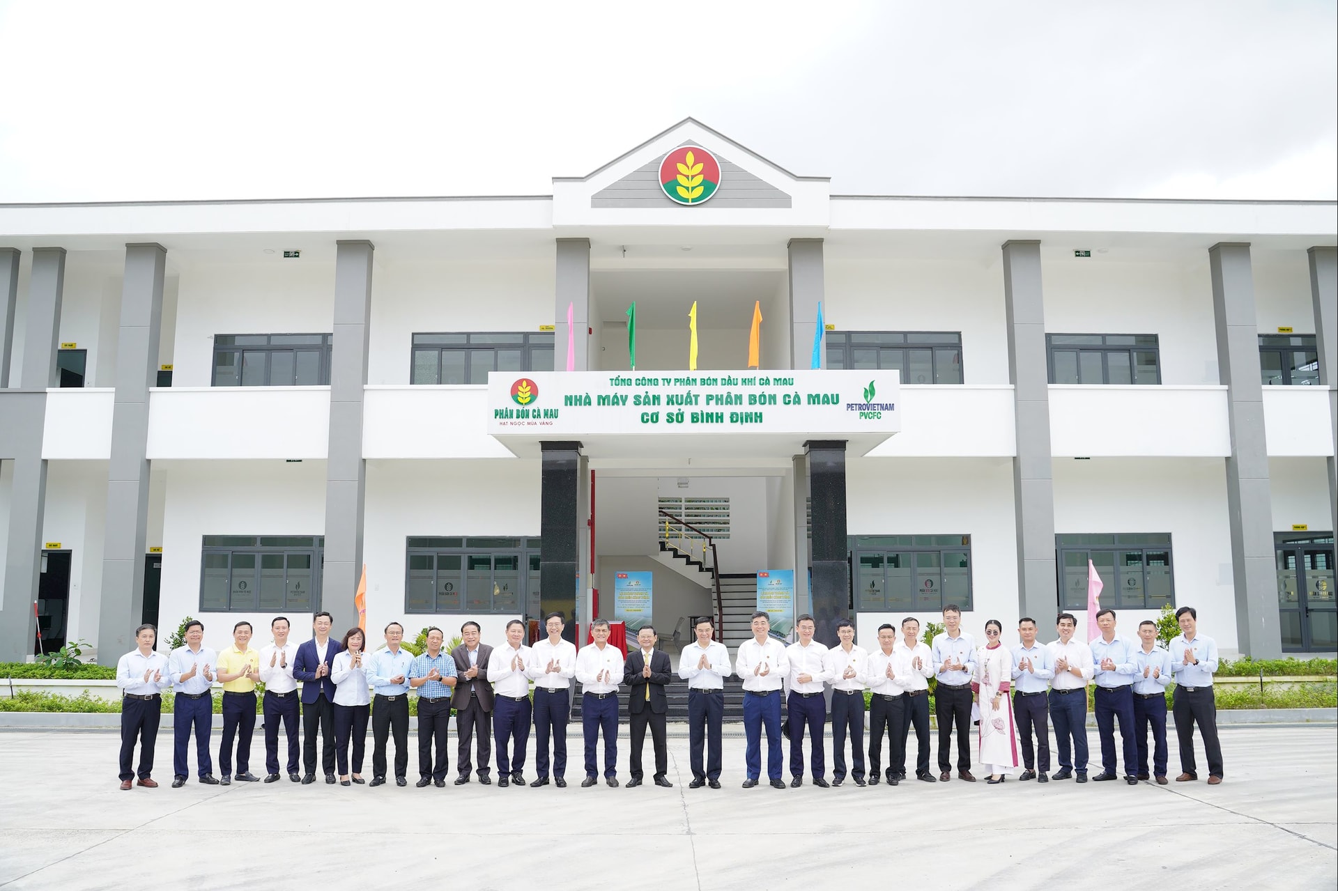 Các đại biểu chụp ảnh lưu niệm tại Nhà máy Sản xuất Phân bón Cà Mau - Cơ sở Bình Định