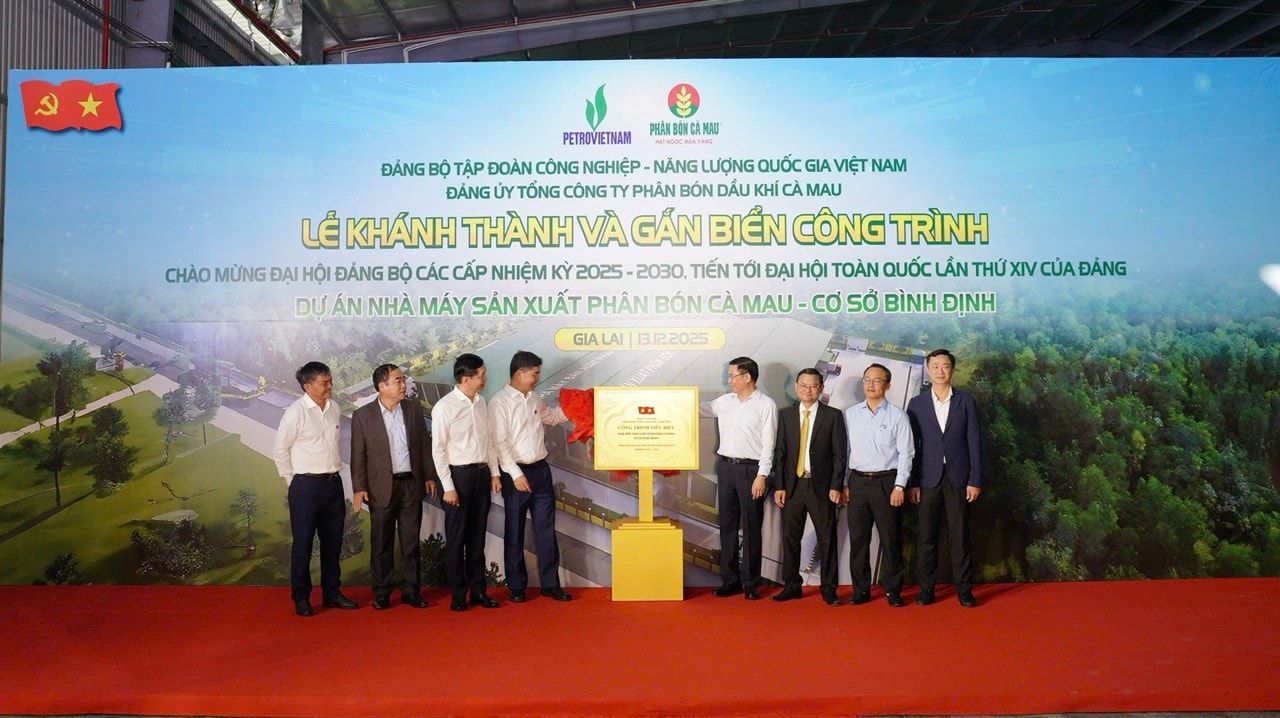 Các đại biểu thực hiện nghi thức gắn biển Nhà máy Sản xuất Phân bón Cà Mau - Cơ sở Bình Định