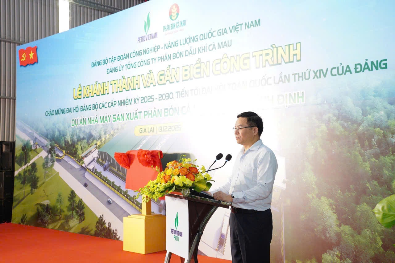 Đồng chí Lê Mạnh Hùng - Bí thư Đảng ủy, Chủ tịch HĐTV Petrovietnam phát biểu tại buổi lễ