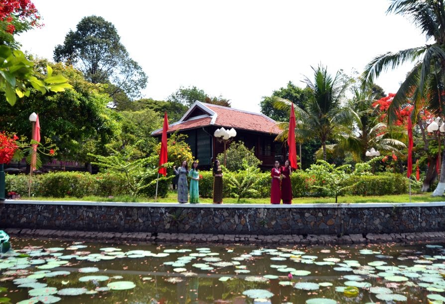 Ngôi nhà sàn Bác Hồ nằm trong khuôn viên Khu di tích Mộ cụ Phó bảng Nguyễn Sinh Sắc.