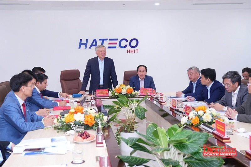 ptt lam viec voi cang