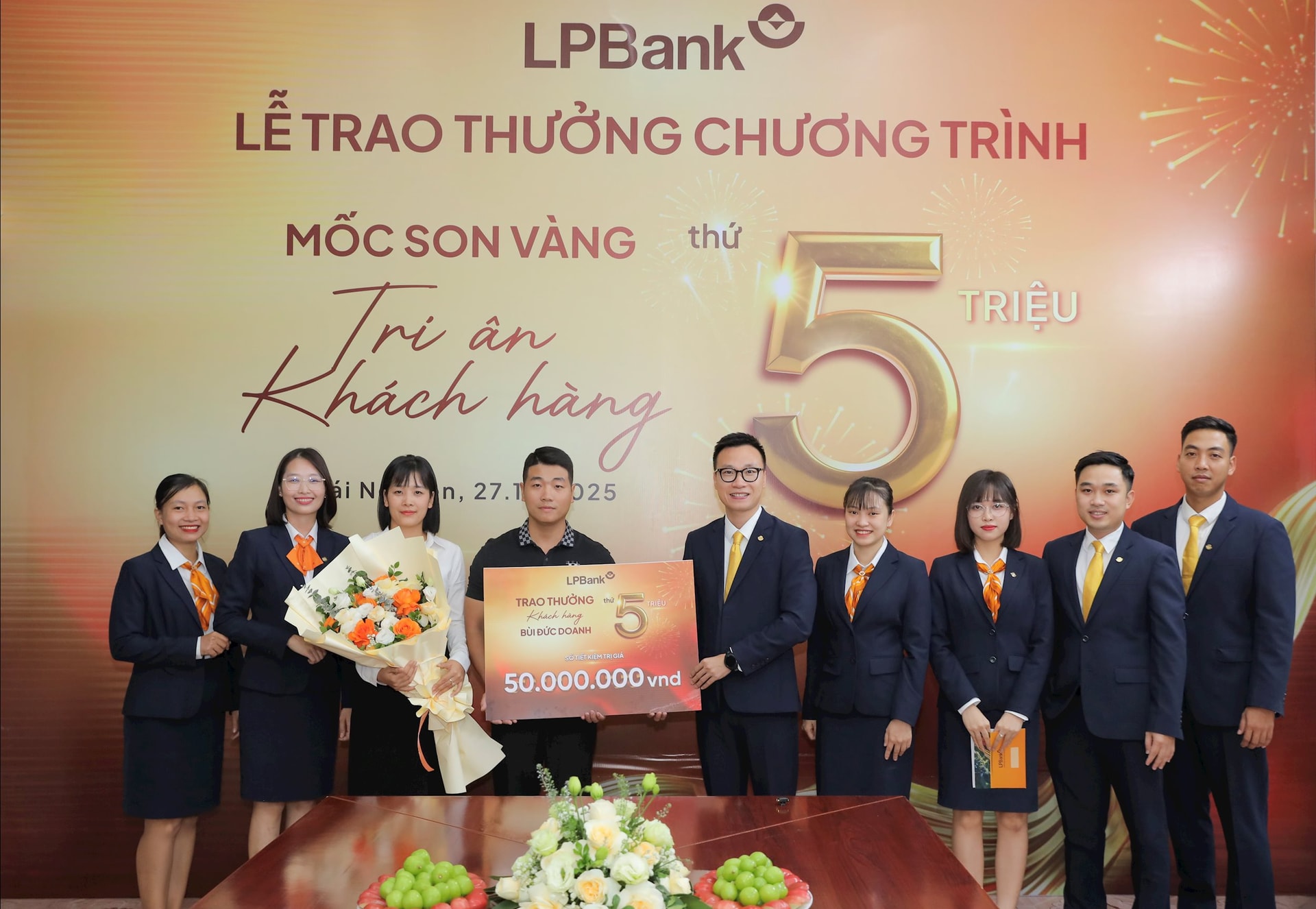 Anh 1-LPB trao tang khach hang thu 5 trieu