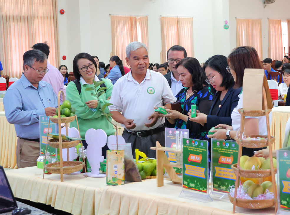 Các đại biểu tham quan gian hàng triển lãm sản phẩm khởi nghiệp tại cuộc thi khởi nghiệp 2025