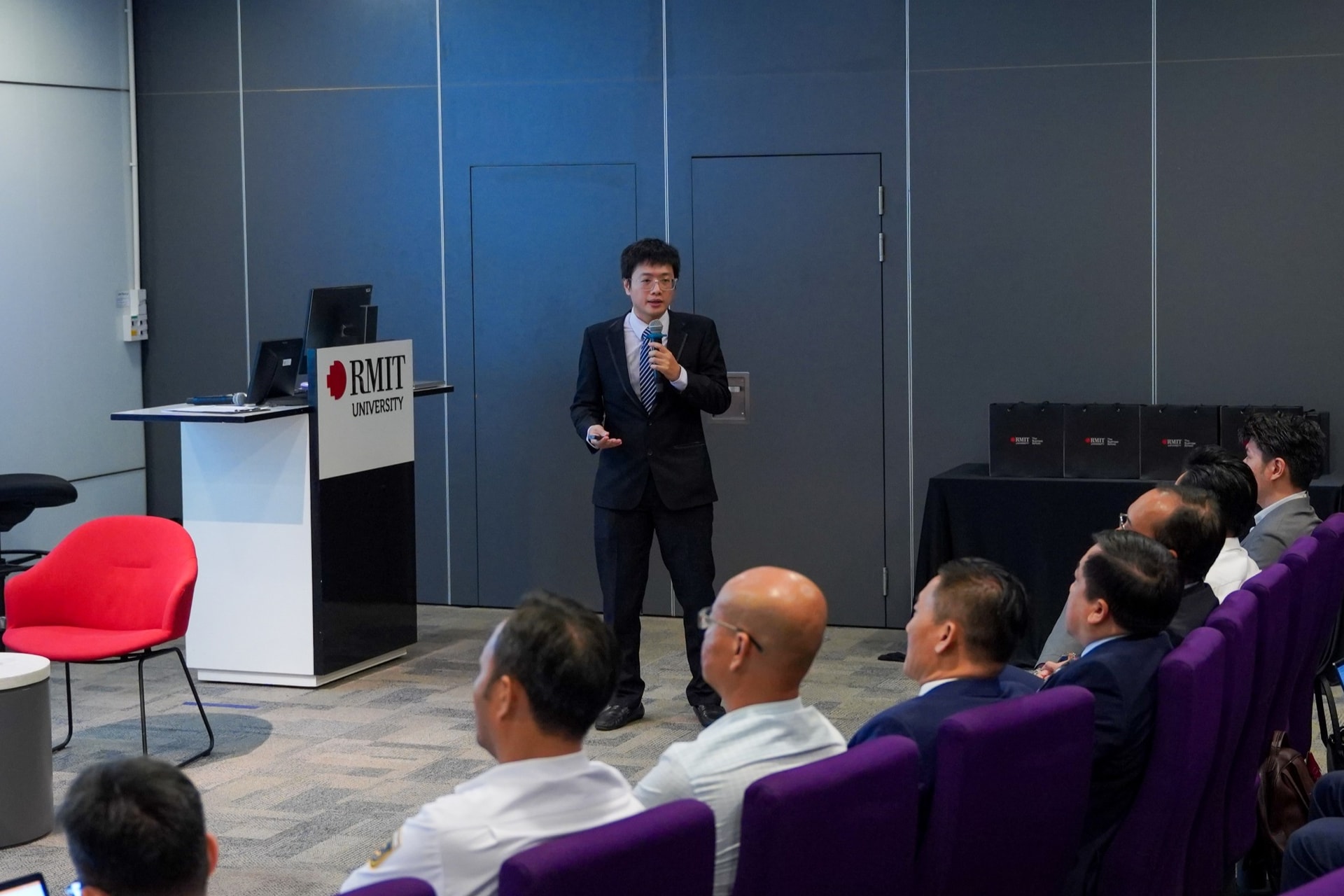 Hình 1 nguồn RMIT