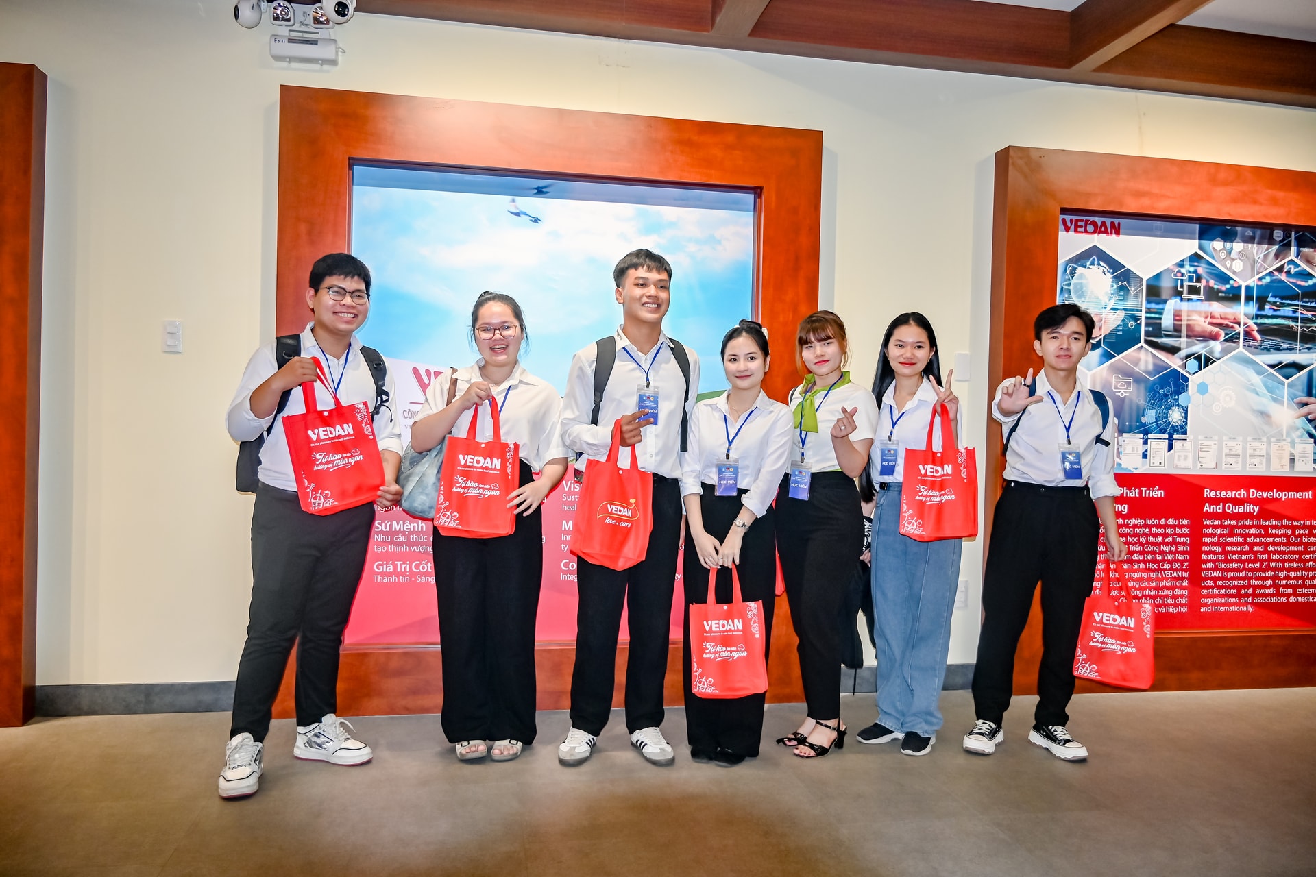 Sinh viên hào hứng nhận phần quà từ Vedan sau chuyến tham quan nhà máy