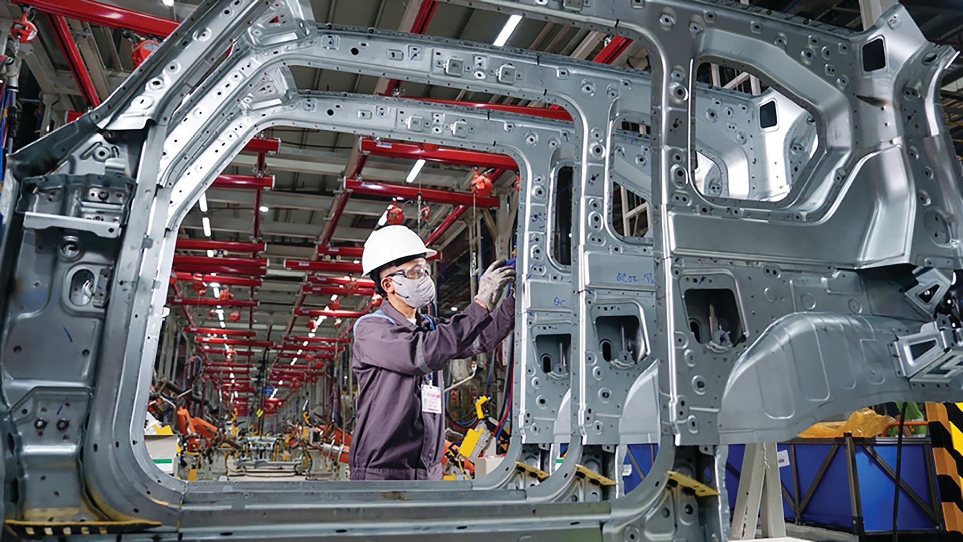 Sản xuất khung vỏ ô tô tại Nhà máy VinFast Hải Phòng.